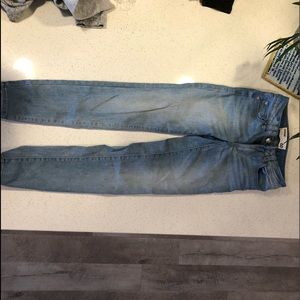 Low waisted no rip Jeans